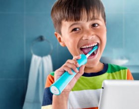 Dziecko pokocha mycie zębów z Philips Sonicare HX6322/04